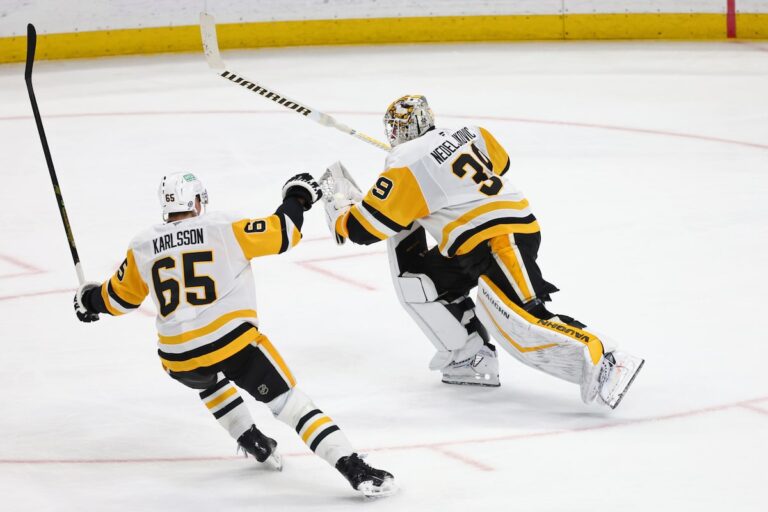 Nedeljkovic devient le premier gardien de but avec un but et une passe décisive alors que les Penguins battent les Sabres 5-2
