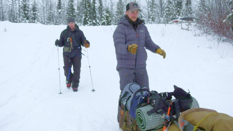 Nord de l'Ontario. des amis se préparent pour une randonnée de 450 km à ski et en raquettes