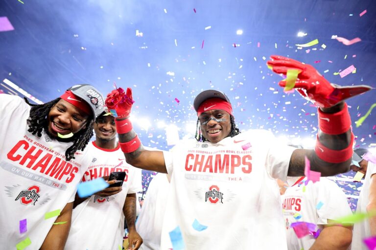 Ohio State et Notre Dame se rencontreront pour le titre, longtemps après des défaites bouleversées