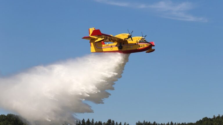 Québec envoie davantage de bombardiers d'eau en Californie après qu'un avion ait été frappé par un drone