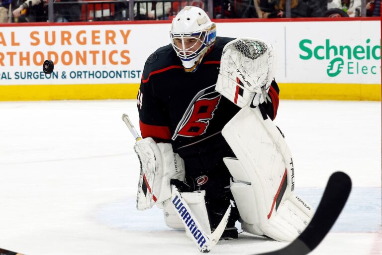Staal et Tokarski mènent les Hurricanes à une victoire 2-0 contre les Canucks