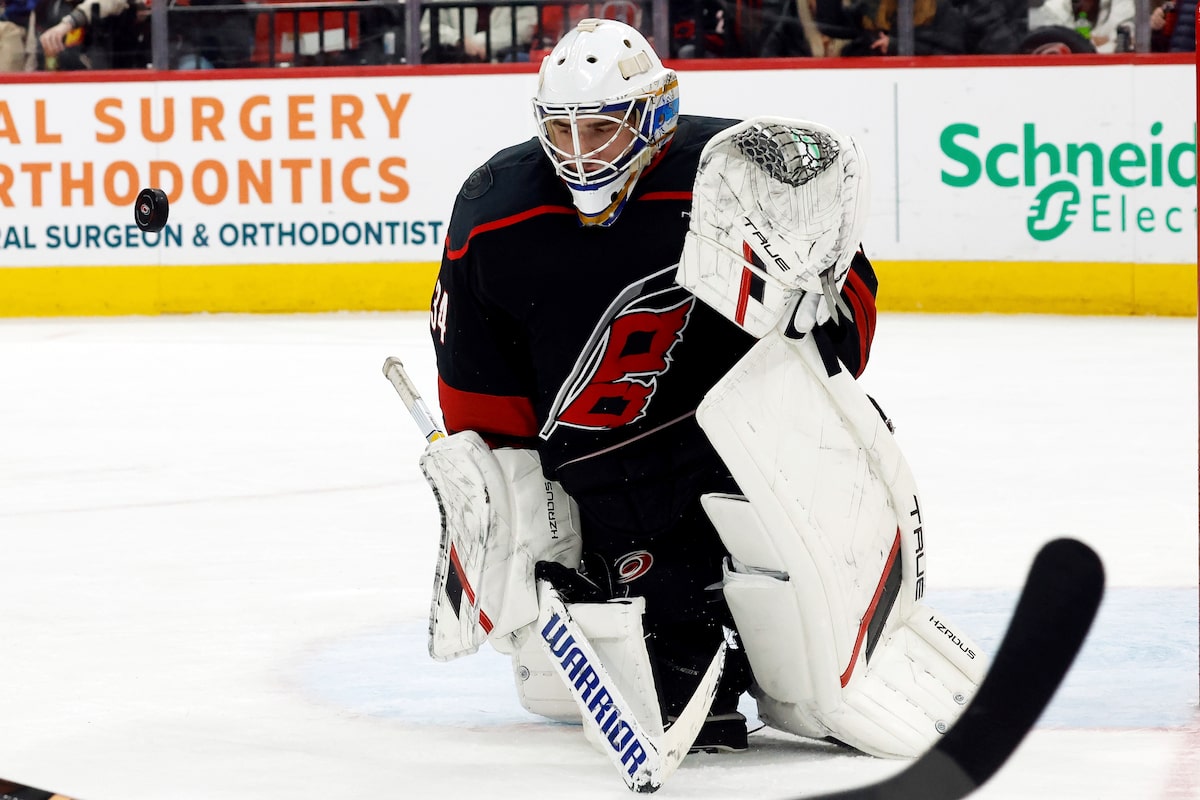Staal et Tokarski mènent les Hurricanes à une victoire 2-0 contre les Canucks