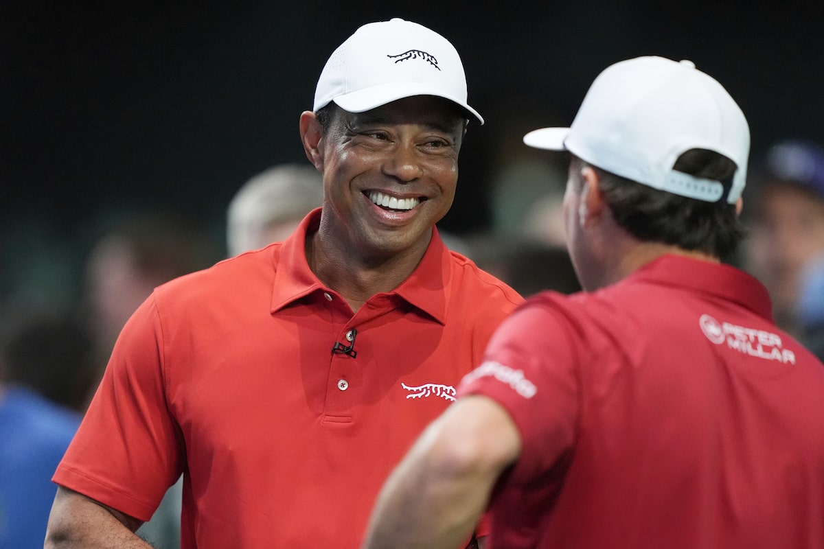 Tiger Woods fait ses débuts dans la ligue de golf en salle et il n'a pas eu besoin d'être présenté