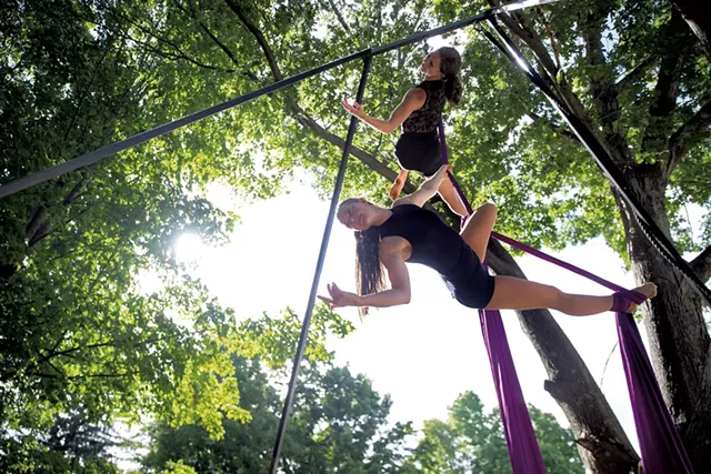 Danseurs aériens Nicole Dagesse (en haut) et Natalie Cronin - James Buck © ️ Sept jours
