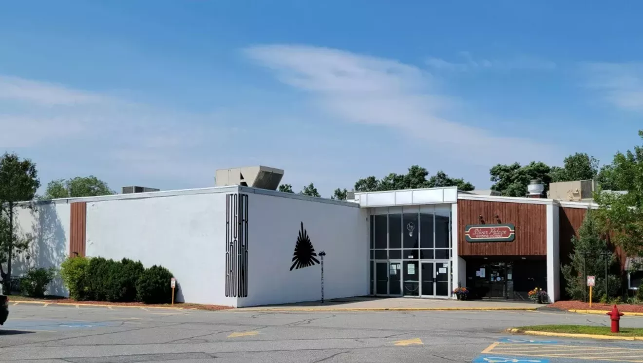 Les maux du sol plus élevé se déplacent dans la rue Pine de Burlington