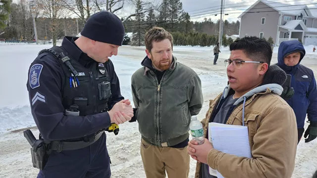 Nerio Jimenez, 26 ans, parle à un policier d'Essex qui a répondu sur les lieux. - Kevin McCallum © ️ Sept jours