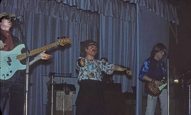 Sergei Ushakov (Centre) Performent avec le téléphone - courtoisie