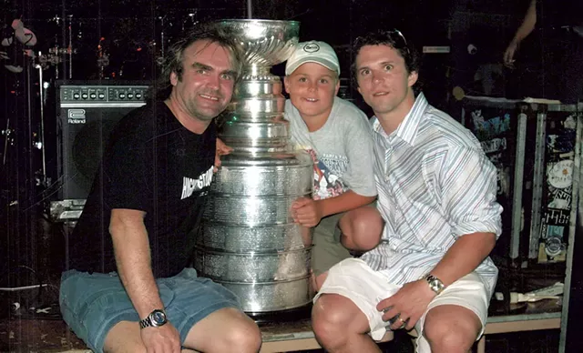 Sergei et Steven Ushakov avec Martin St. Louis et la Stanley Cup - Courtoisie