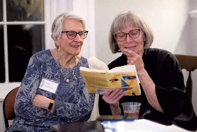 Ruth Wallman (à gauche) et Jeanne Keller lisent une pièce à la réunion d'anniversaire des voisins - Daria Bishop