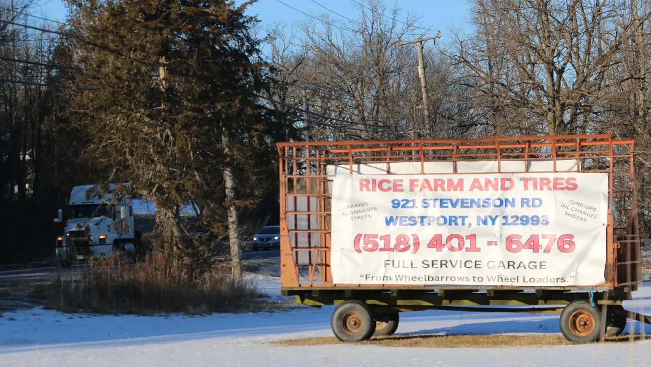 Le propriétaire de la boutique de pneus supprime les panneaux d'affichage après l'avertissement de l'État