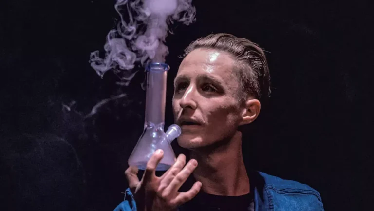 Un acte magique sur le thème du cannabis jouera des tours dans votre esprit