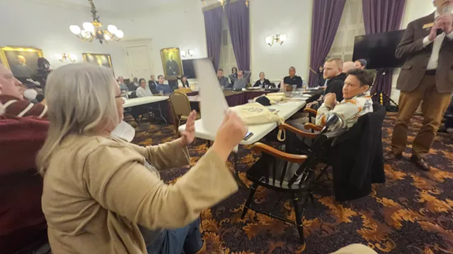 Melody Ferland adressant Denise Watso - Kevin McCallum © ️ Sept jours