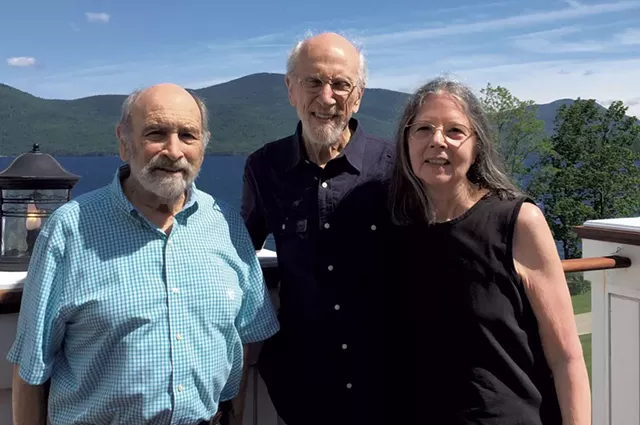 Gary (centre) avec sa femme, Deborah Boothby, et son frère, Neil Chassman - gracieuseté