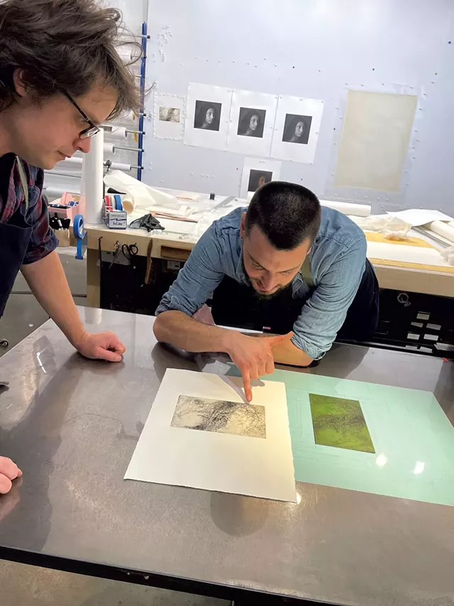 Walker Blackwell et Nathanael Kooperkamp regardant une impression - Alice Dodge