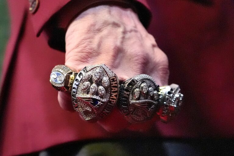 À 72 ans et hors de la NFL, Bill Belichick fait connaître la présence au Super Bowl