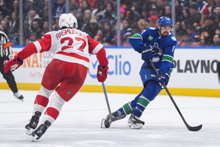 Alex DeBrincat marque en OT, Detroit Red Wings Edge Vancouver Canucks 3-2