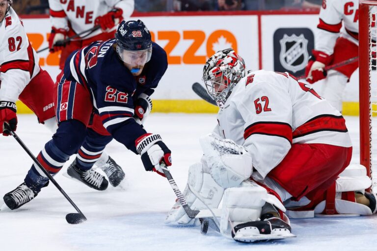 COMRIE NETS ROPOS, Jets a battu les Hurricanes 3-0 pour la septième victoire consécutive