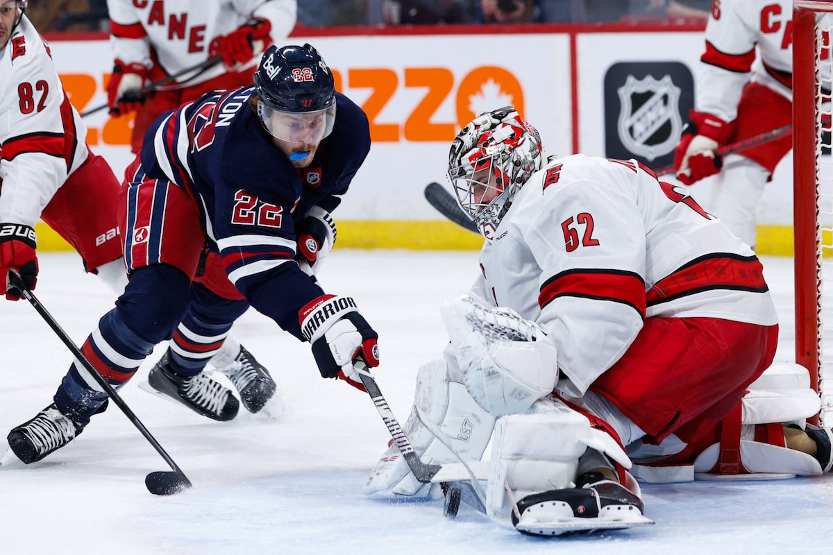 COMRIE NETS ROPOS, Jets a battu les Hurricanes 3-0 pour la septième victoire consécutive