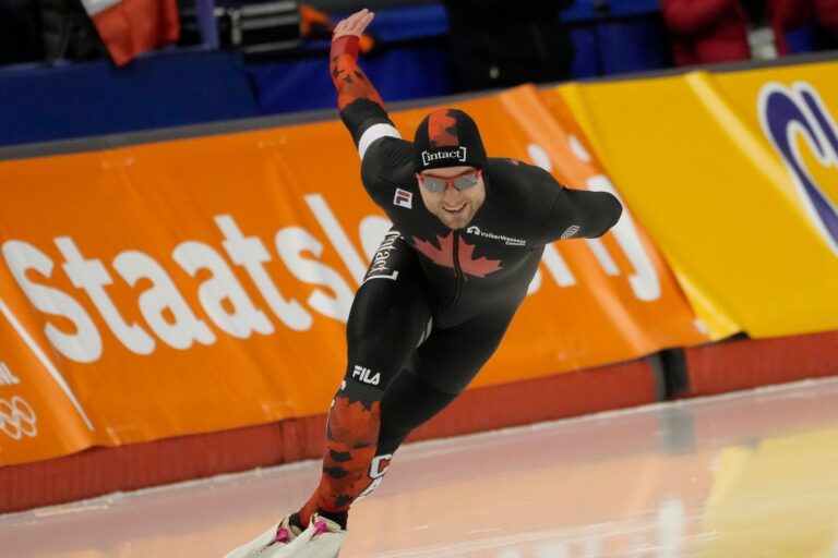 Canadian Speedskater Dubreuil remporte la 40e médaille de la Coupe du monde avec 500 mètres d'argent