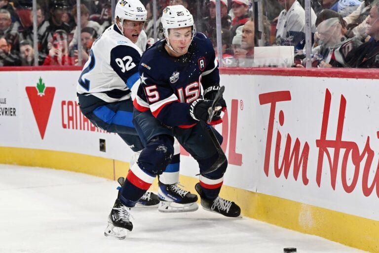 Charlie McAvoy des Bruins s'améliorant, reste à l'hôpital après que les médecins soient traités l'infection à l'épaule blessée