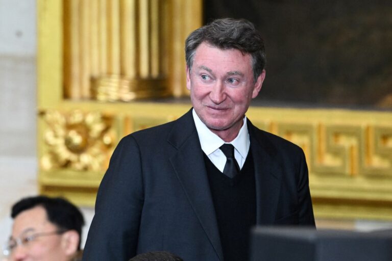 Donald Trump fait l'éloge de `` ami '' Wayne Gretzky au milieu des contrecoups à la maison