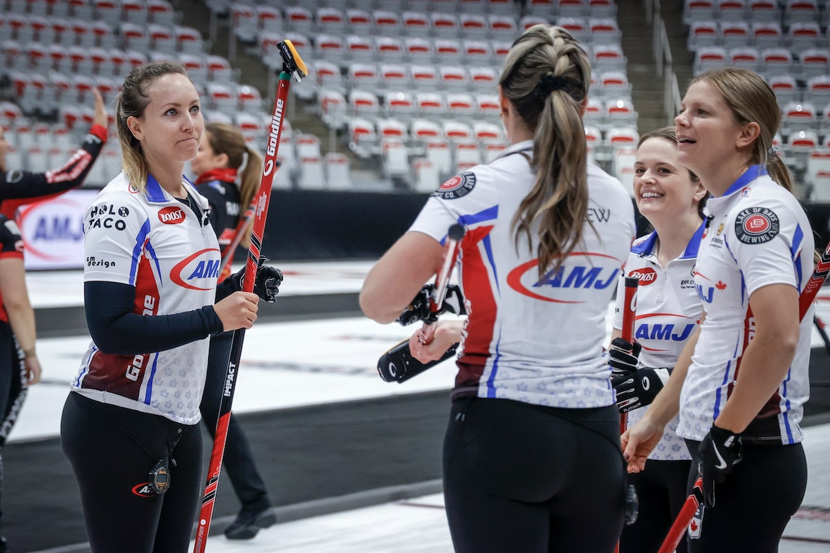Équipe Homan à mains chaudes sur un radiateur se dirigeant vers Scotties Tournament of Hearts