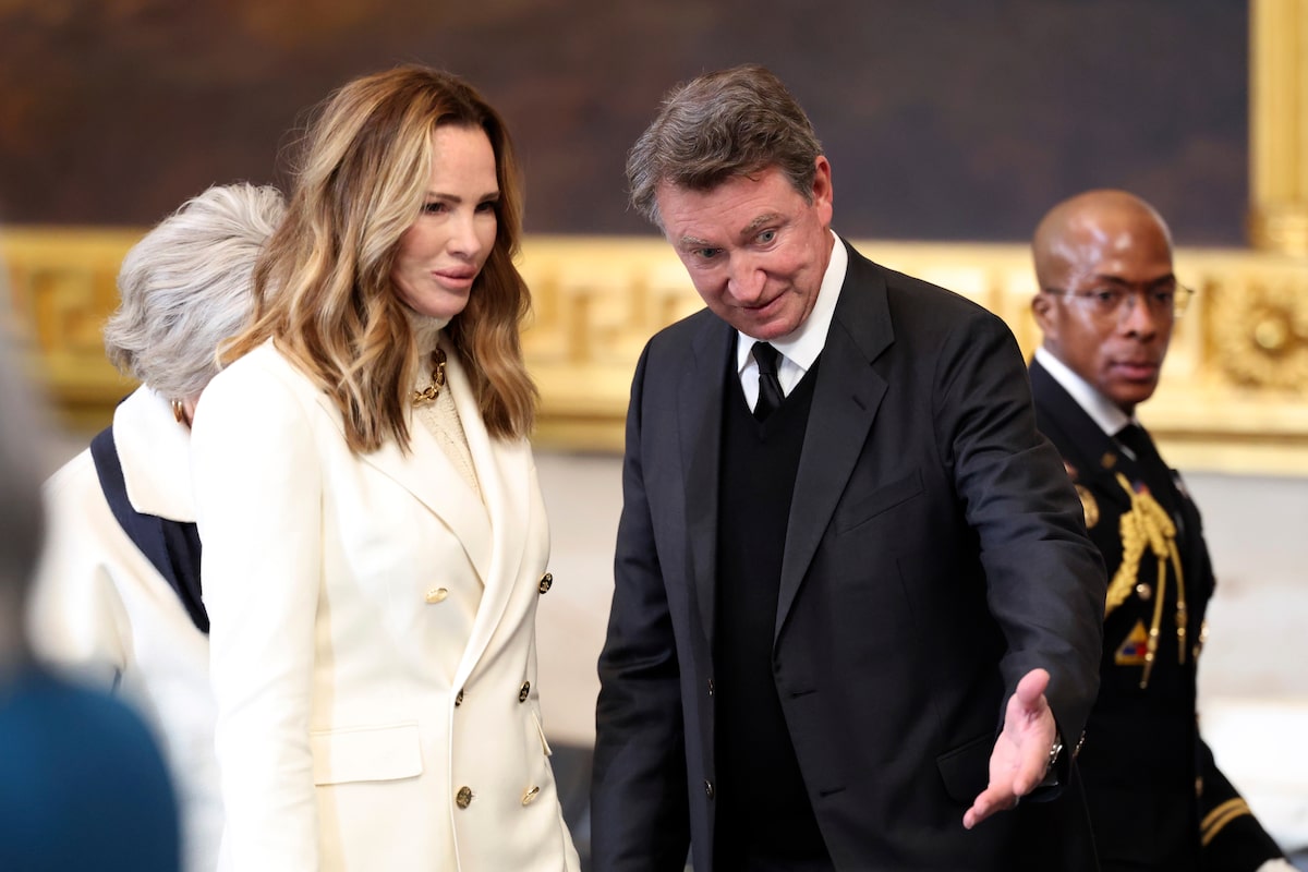 Gretzky reste silencieux alors que sa femme Janet rejoint Trump, Orr dans la défense de la légende du hockey