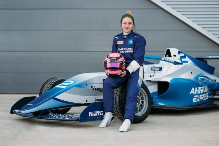 La star canadienne de la montée Nicole Havrda à la course à la F1 Academy entièrement féminine