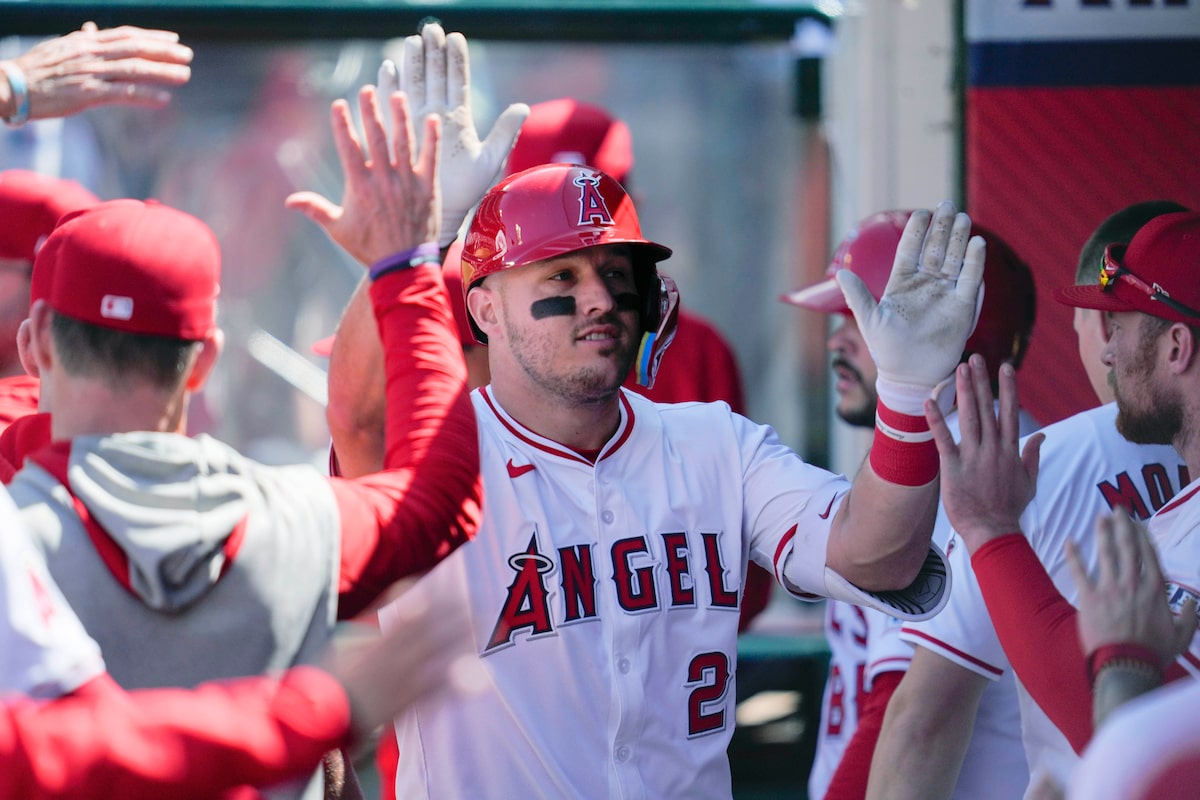 La star des anges Mike Trout se déplaçant du centre au champ droit dans l'espoir de rester plus en bonne santé