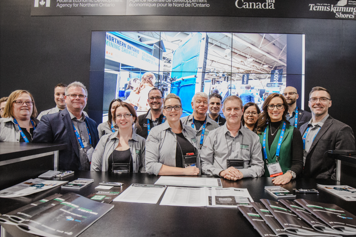 La vitrine des mines du Nord de l'Ontario `` agitant le drapeau '' pour cette région depuis 11 ans