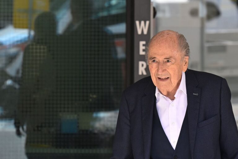 L'ancien patron de la FIFA, Sepp Blatter, dit qu'il est victime d'une chasse aux sorcières avant une nouvelle audience