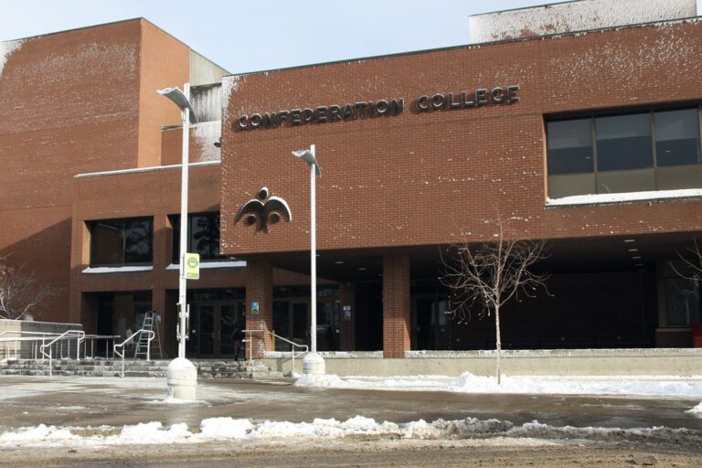 Le CAP des étudiants étrangers oblige le Thunder Bay College pour faire une pause aux admissions pour six programmes
