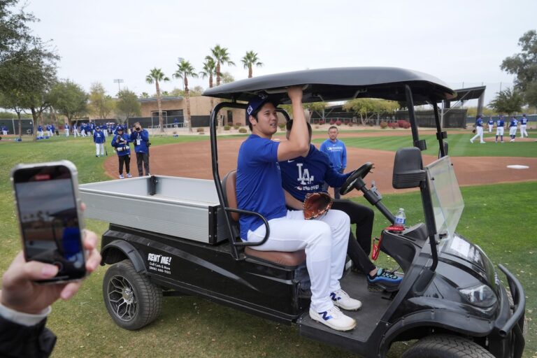 Le baseball accueille une autre saison, la plupart des lanceurs et capteurs signalant mercredi