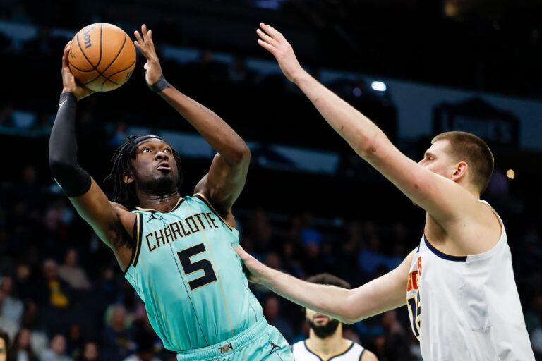 Le centre terrestre des Lakers Mark Williams dans le commerce avec les frelons pour Knecht et Reddish