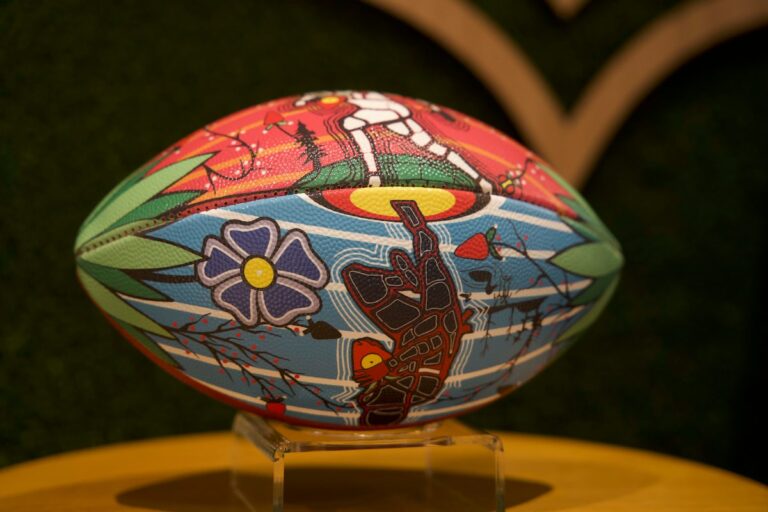 Le design de football du Super Bowl de l'artiste de l'Ontario célèbre la culture indigène