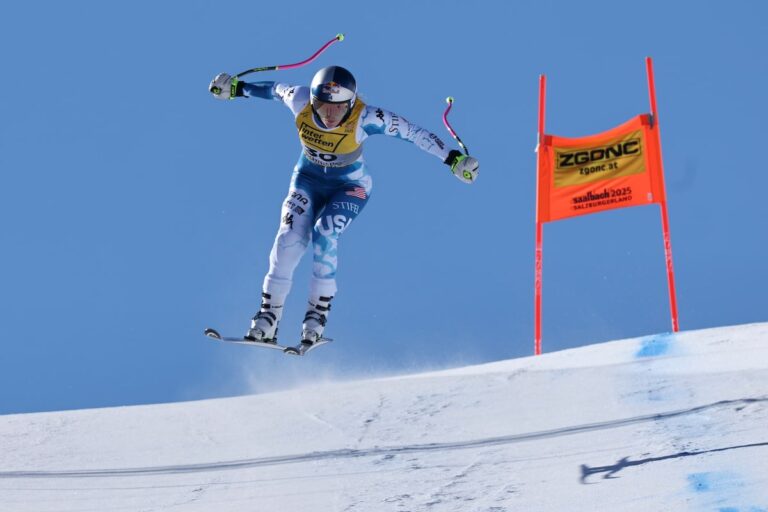 Le nouveau genou en titanium de Lindsey Vonn résiste bien à sa première course d'entraînement au Skiing Worlds