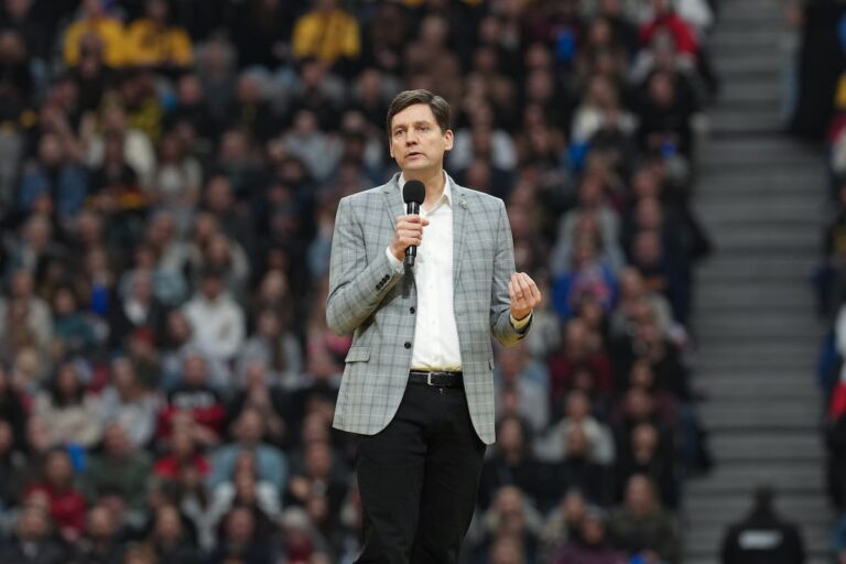 Le premier ministre de la Colombie-Britannique, David Eby, fait l'éloge des liens des États-Unis pour les jeux d'Invictus Games Cérémonie
