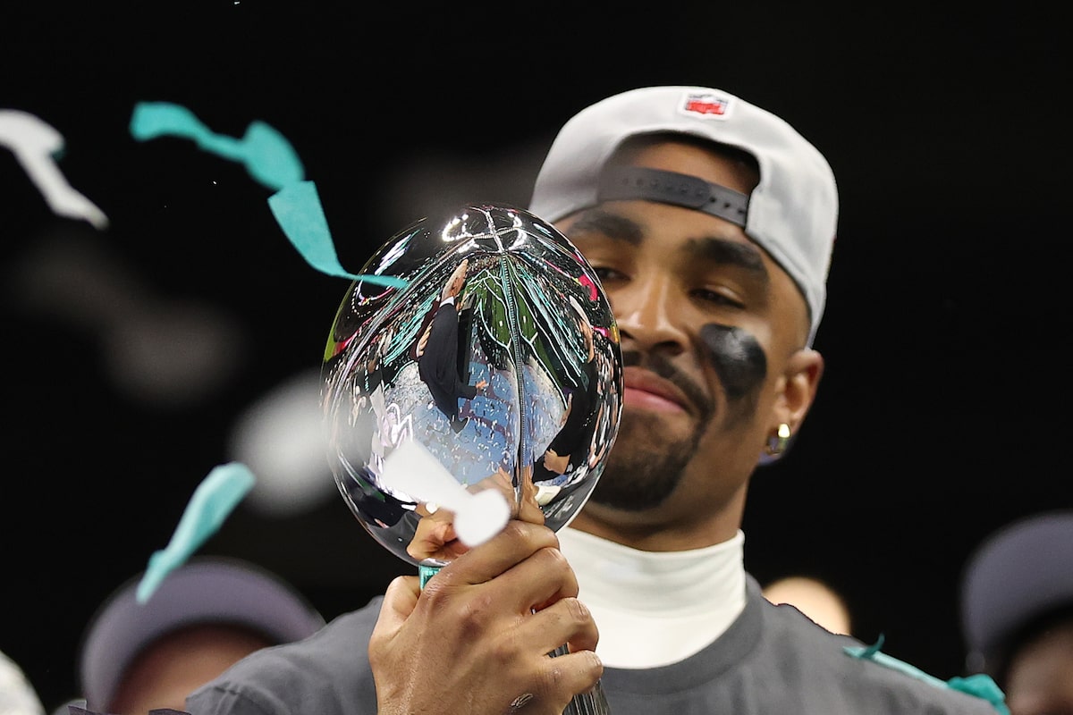 Le quart-arrière des Eagles de Philadelphie Jalen Hurts gagne le MVP du Super Bowl