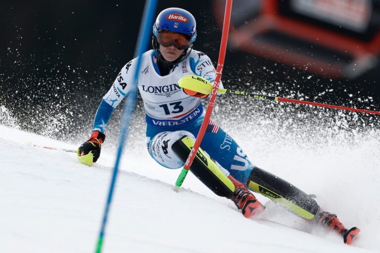 Les Américains Mikaela Shiffrin, Breezy Johnson remportent l'or dans l'équipe combinée à l'Alpine Ski Worlds