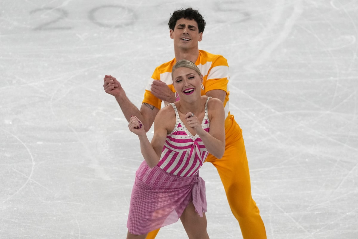 Les Canadiens Piper Gilles, Paul Poirier, un point devant la paire américaine, le patinage artistique quatre continents