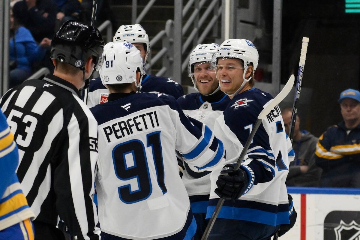 Les Jets remportent l'équipe-record neuvième consécutif, battu Blues 4-3 en Shootout