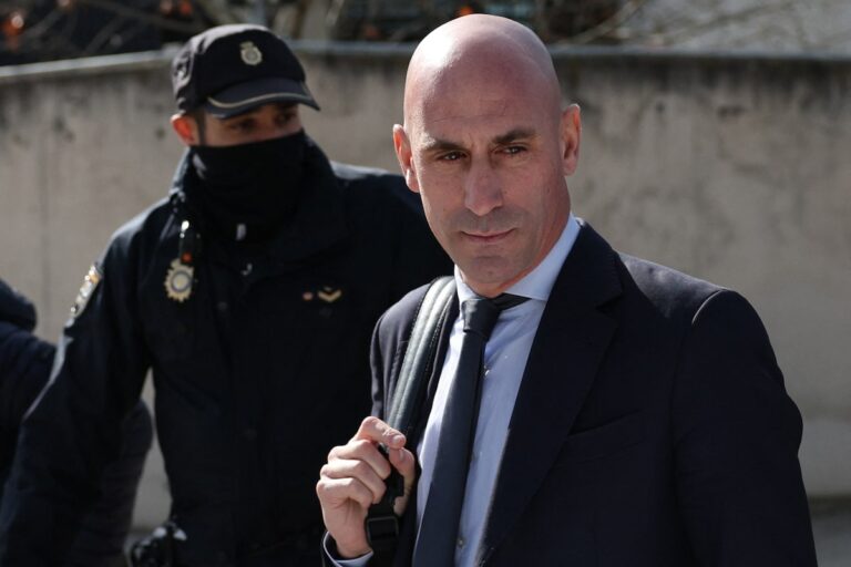 Les avocats de l'ancien patron de la Fédération de football espagnole Luis Rubiales demandent un acquittement dans les arguments de clôture