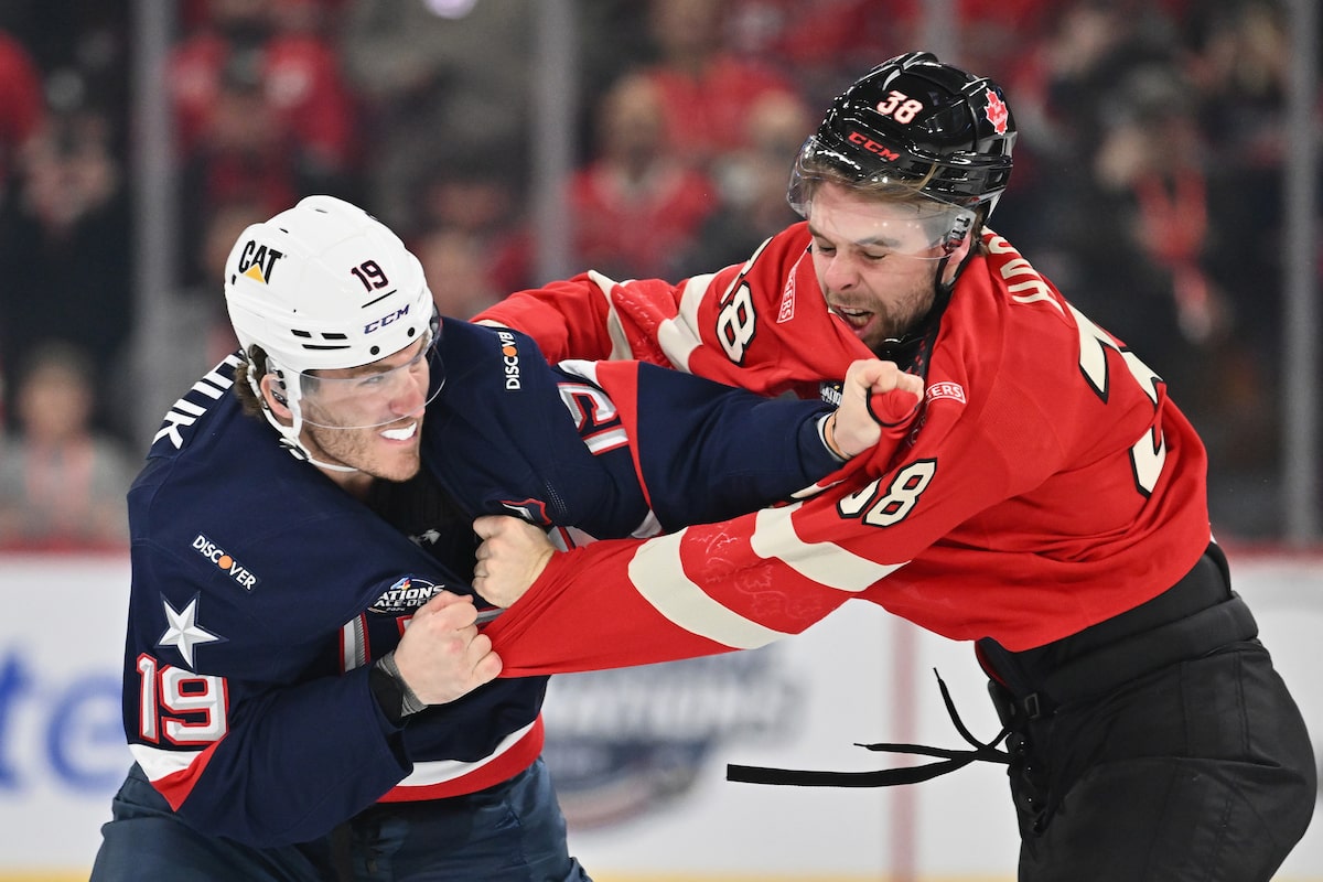 Les joueurs se bagarres pendant le match des 4 nations Canada-US.