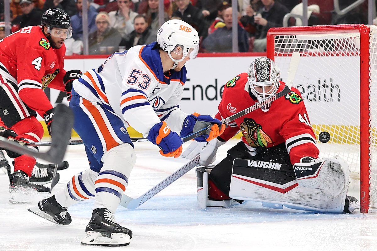 McDavid fait une passe parfaite en prolongation alors que les Oilers battent les Blackhawks 4-3