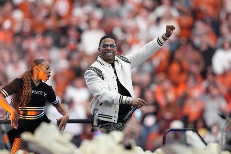 Nelly livre des coups sûrs au concert de la semaine du Super Bowl 'Homecoming' dans le restaurant historique de la Nouvelle-Orléans
