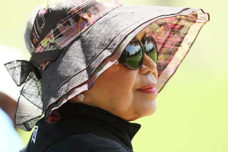 Tiger Woods annonce la mort de sa mère Kultida, l'appelle une «force de la nature»