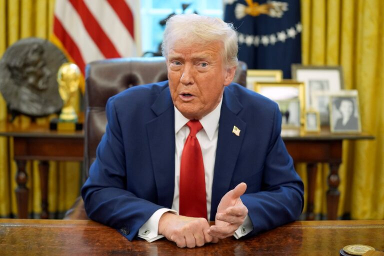 Trump pour le premier président assis pour assister au Super Bowl à la Nouvelle-Orléans