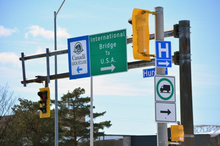 Un propriétaire de petites entreprises sur cinq est confronté à des commandes annulées ou retardées alors que l'incertitude du commerce du Canada-US se poursuit