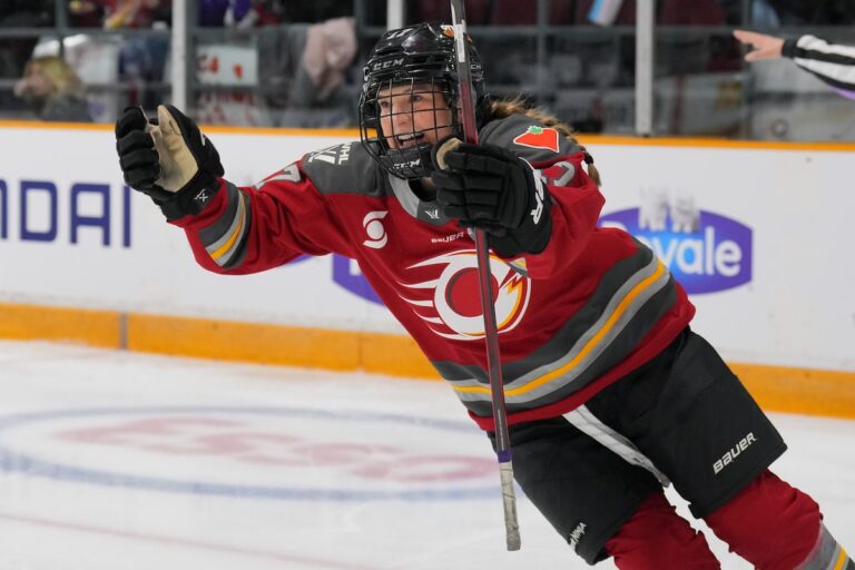 Vanisova, Hughes a conduit une charge explosive à 8-3 victoire sur Frost