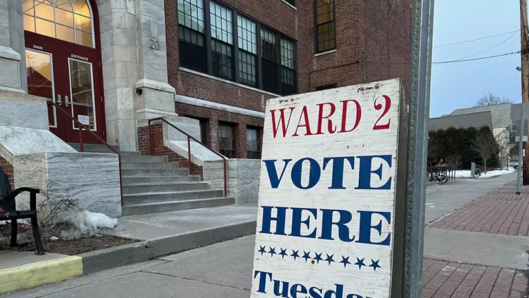 Mardi est le jour de la réunion de la ville. N'oubliez pas de voter!